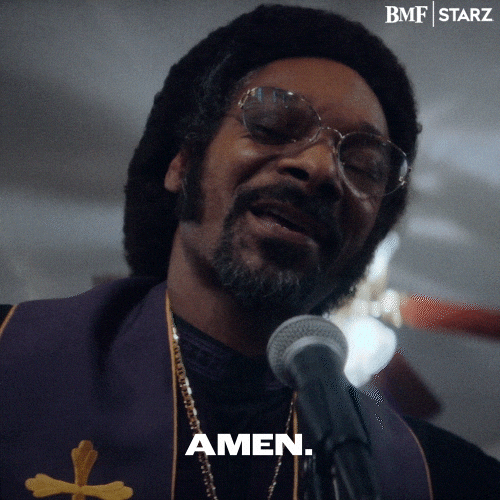 Gif mostra Snoop Dogg usando óculos, com correntes de ouro, fantasia de pastor de igreja e a legenda: Amen.