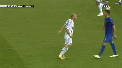 Gif mostra jogador francês Zidane dando uma cabeçada no peito do jogador italiano Materazzi na final de 2006