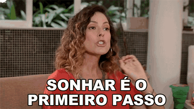 Gif mostra uma mulher branca de cabelos cacheados dizendo: Sonhar é o primeiro passo para mudar qualquer futuro