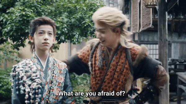Gif from C-drama FANGS OF FORTUNE, with Mountain God Ying Lei grabbing 13 year old prodigal doctor Bai Jiu around the shoulders and declaring "What are you afraid of, I'm here!" before dragging him onto adventure