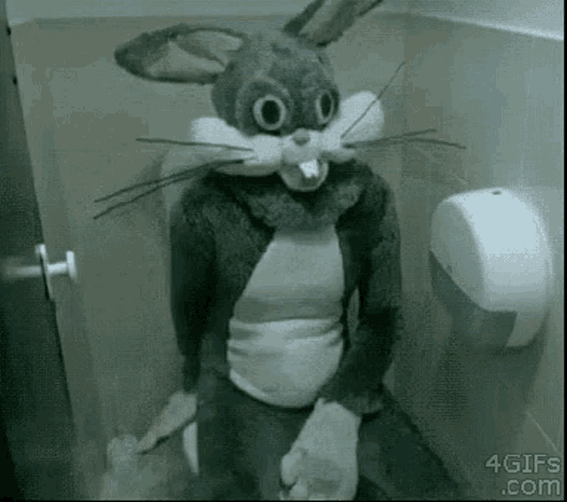 Gif de pessoa vestida de Pernalonga sentada num vaso sanitário, faz um movimento saindo para o lado para oferecer o assento para quem está vendo