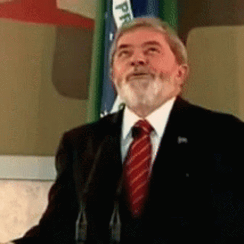 Gif mostra Lula olhando pra cima e levantando a mão