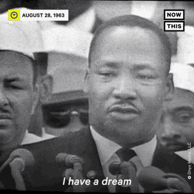 Gif mostra trecho de discurso de Martin Luther King Jr falando aos microfones em august 28, 1963. Legenda: "I have a dream that one day,"