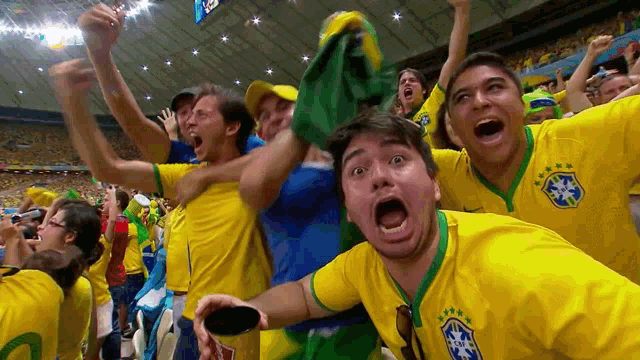 Gif mostra um vídeo de torcedores com a camisa da seleção brasileira gritando, pulando e celebrando