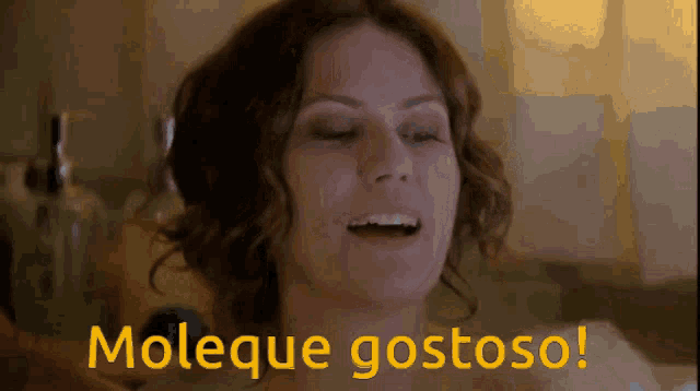Gif mostra a atriz Patricia Pilar no papel de Flora da novela A Favorita falando, com a legenda: Moleque Gostoso!