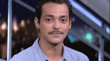 gif mostra imagem de um homem segurando a risada
