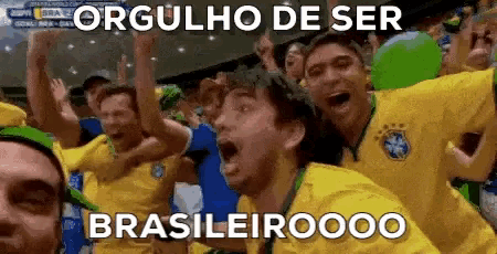 Gif mostra video de pessoas comemorando com a camisa da seleção brasileira de futebol e a legenda: Orgulho de ser brasileiroooo