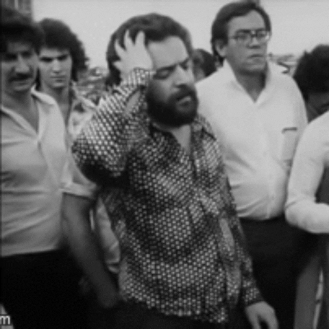 Gif mostra o Lula, jovem, em vídeo preto e branco, com uma camisa estampada com alguns botões abertos, sem gravata. Ele passa a mão nos cabelos num gesto que pode ser considerado sensual.